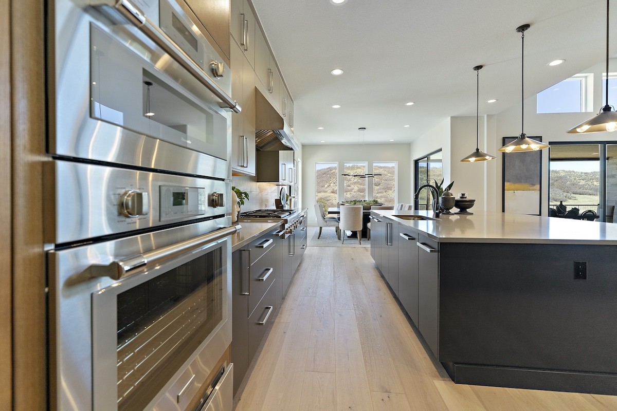 Contemporary kitchen oven